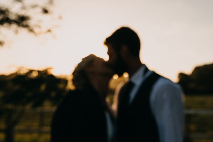 Photo de couple au coucher du soleil lors de leur mariage