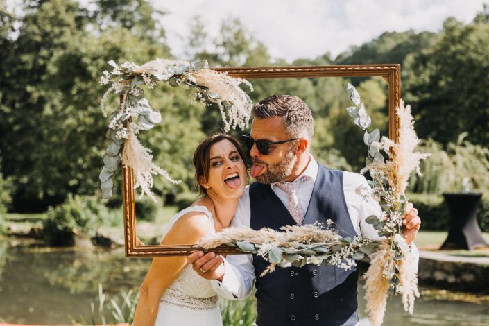 Photo d'un couple qui fait des grimaces lors de leur récéption au Moulin La Place
