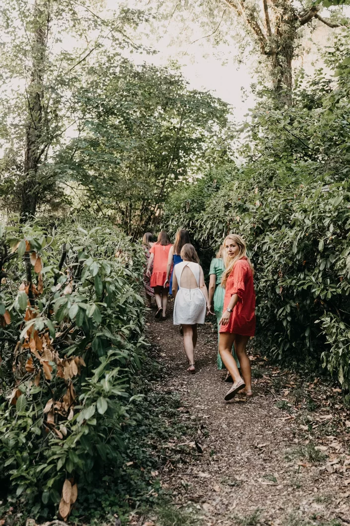 Groupe de filles dans la nature