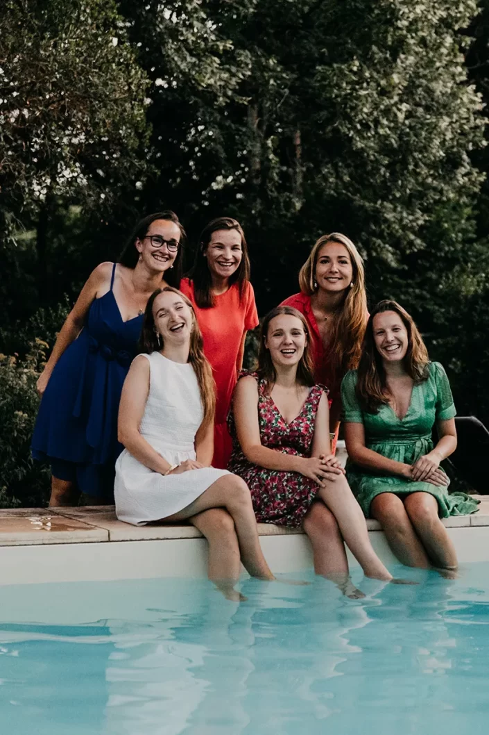 Séance photo autour de la piscine pour un EVJF