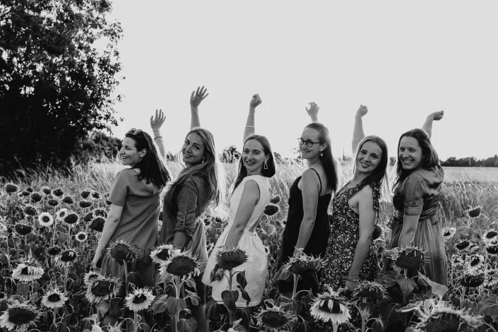 Séance photo entre amies pour un EVJF dans un champ de tournesols