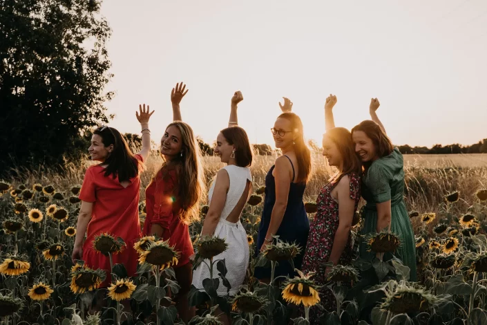 Séance photo entre amies pour un EVJF au coucher de soleil