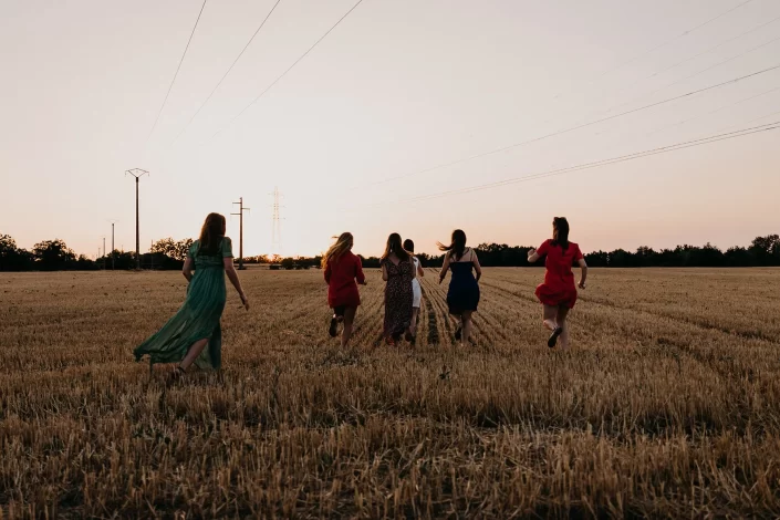 Séance photo entre amies dans un champs de blé
