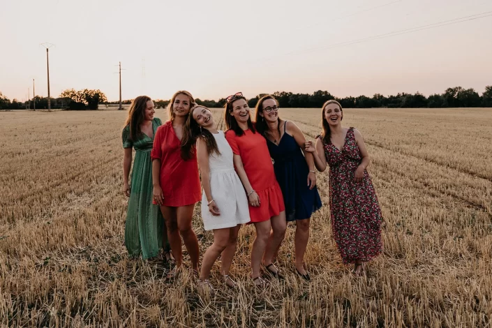 Moment de fun entre copines dans les champs