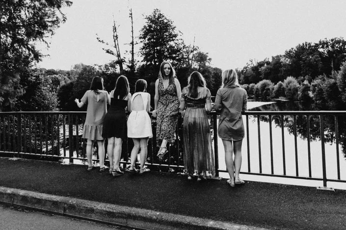 Séance photo entre amies pour un enterrement de vie de jeune fille au coucher de soleil