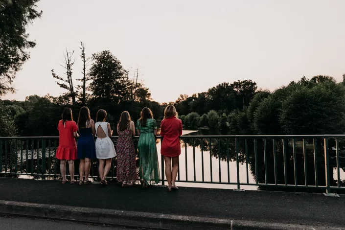 Séance photo entre amies pour un EVJF au coucher de soleil