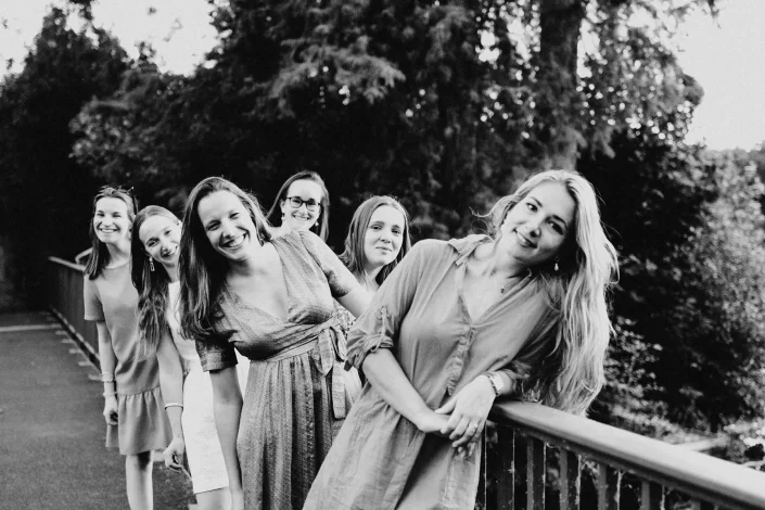 Groupe de copines lors d'un enterrement de vie de jeune fille en bord de Sèvre Niortaise