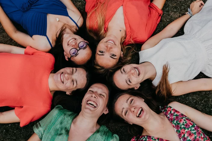 Ronde des copines lors d'un enterrement de vie de jeune fille