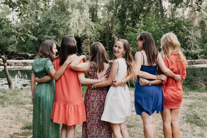 Séance photo entre amies pour un EVJF en bord de Sèvre Niortaise