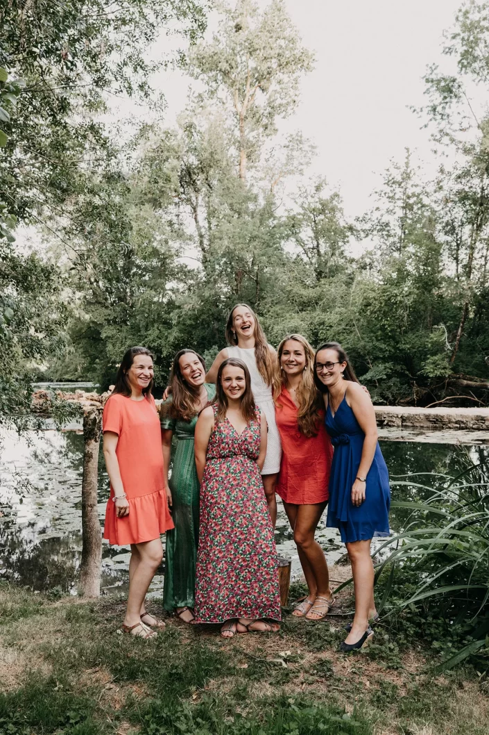 Séance photo entre amies pour un EVJF en bord de Sèvre