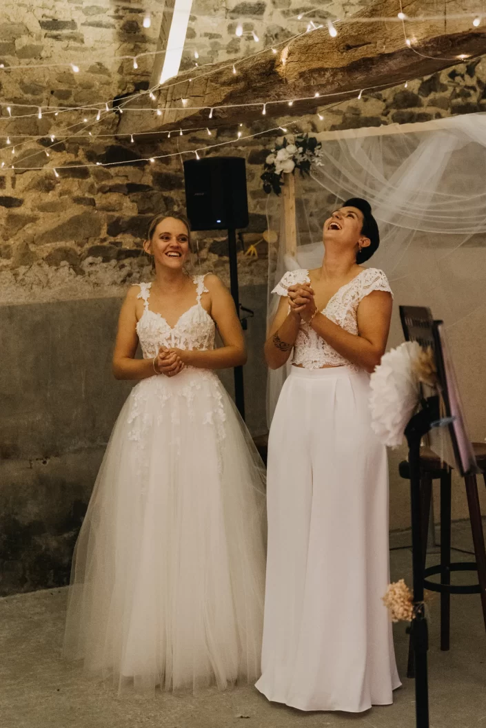 les mariées pendant leur ceremonie laique