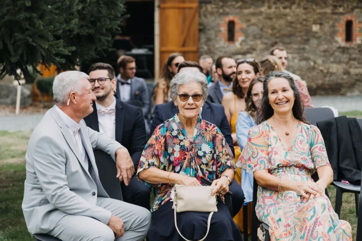 Invités qui attendent le début de la cérémonie laique - mariage au Domaine du Bois Menias