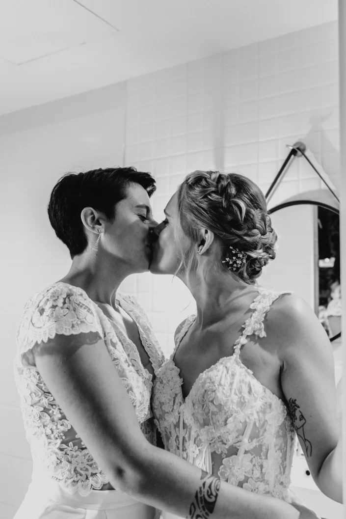 Bisou à la fin des préparatifs - Mariage Domaine du Bois Menias
