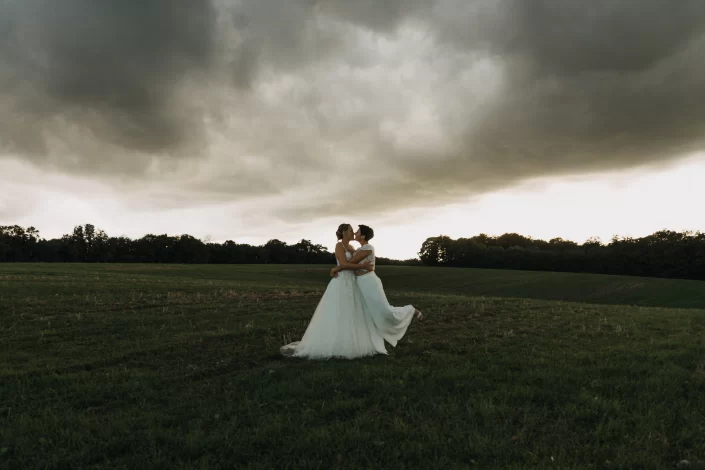 Couple sous un ciel orageux