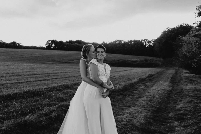 couple qui s'enlace lors de leur mariage - Bois Menias