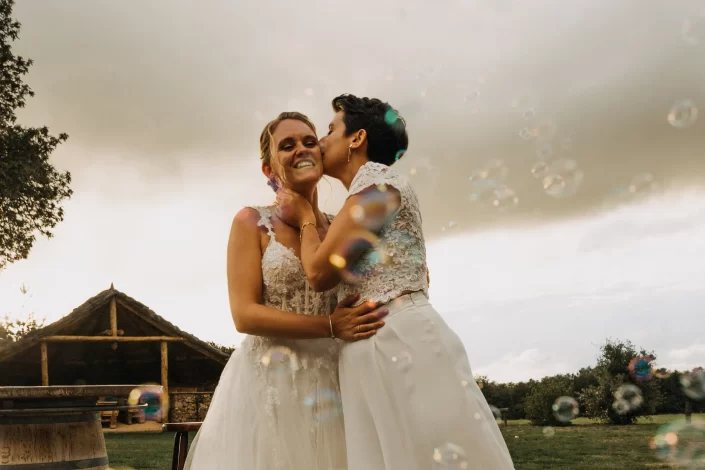 Couple sous les bulles pour leur mariage