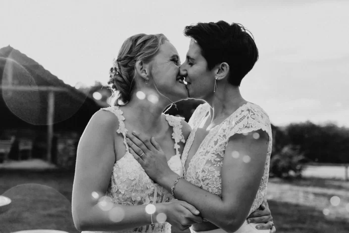 Couple qui s'embrasse - mariage Bois Menias