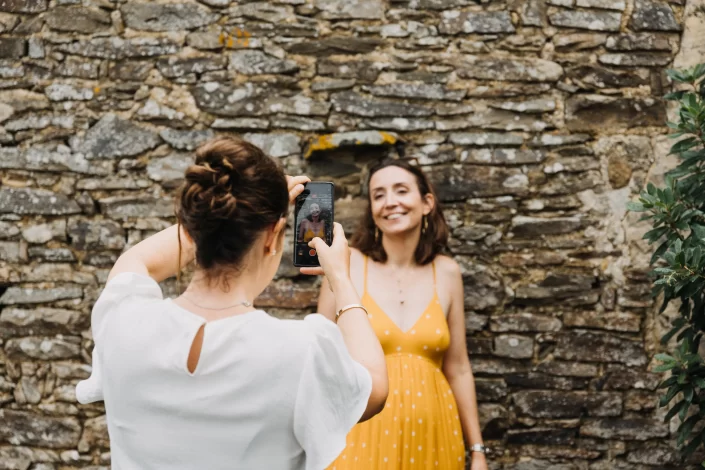 Invitées se prenant en photo - Mariage en Vendée