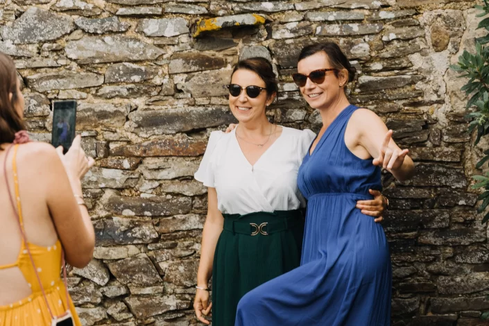 Invités s'amusant lors de la réception d'un mariage au Domaine du Bois Menias