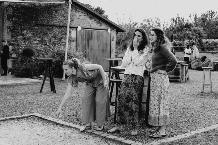 Invités jouant à la pétanque lors de la réception du mariage