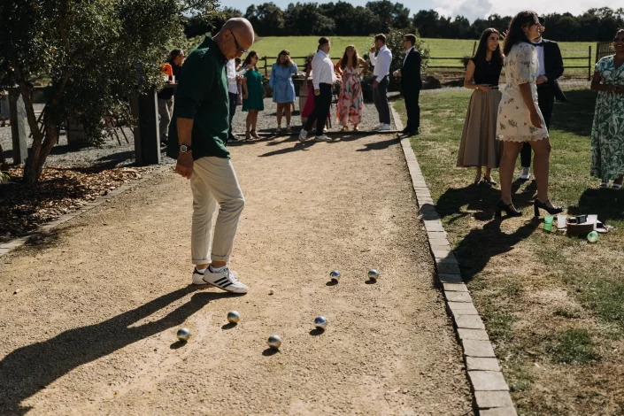 Invités jouant à la pétanque lors d'un mariage