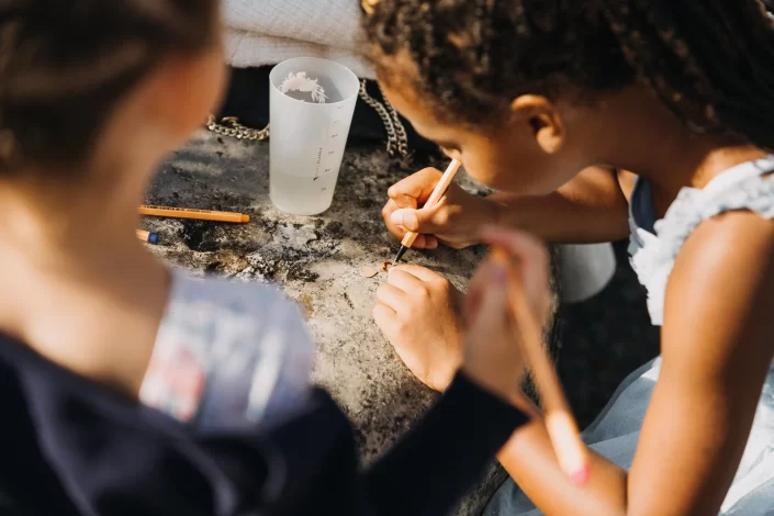 Des enfants qui dessinent pendant la réception - mariage au Domaine du Bois Menias
