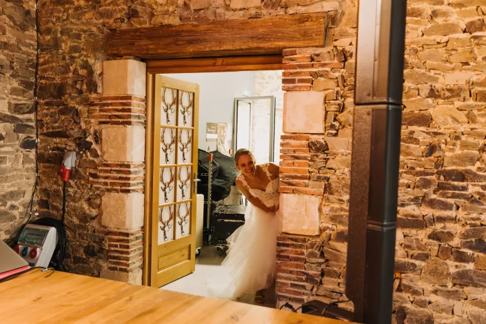 Clin d'oeil avant l'entrée en salle - Mariage au Domaine du Bois Menias