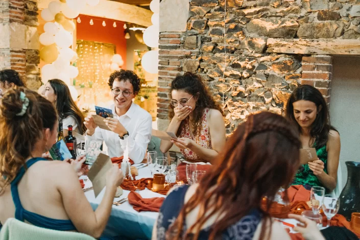 Invités pendant le repas - Mariage Domaine du Bois Menias