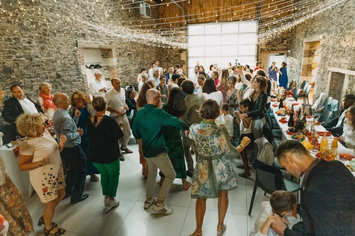 Foule qui danse durant la soirée de mariage - Domaine du Bois Menias