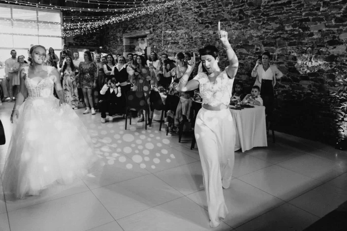 Mariées qui dansent - Mariage Vendée