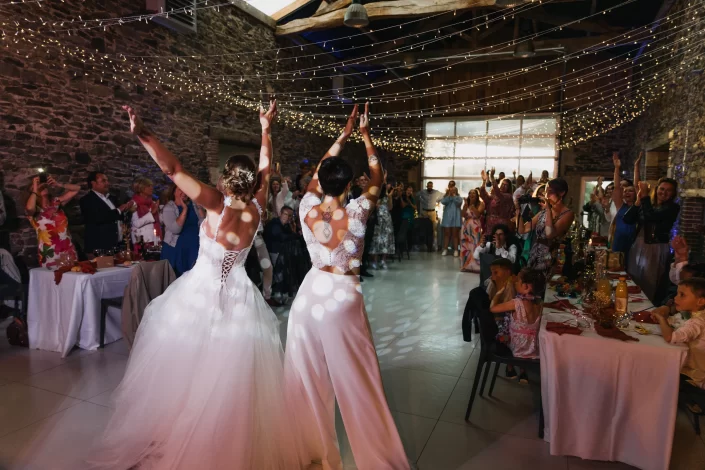 Mariées qui dansent - Mariage au Domaine du Bois Menias